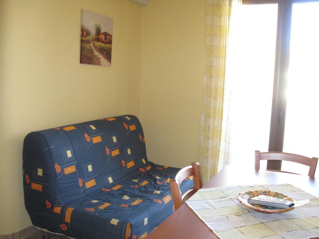 Rosy'S Apartments Trappeto  Ruang foto